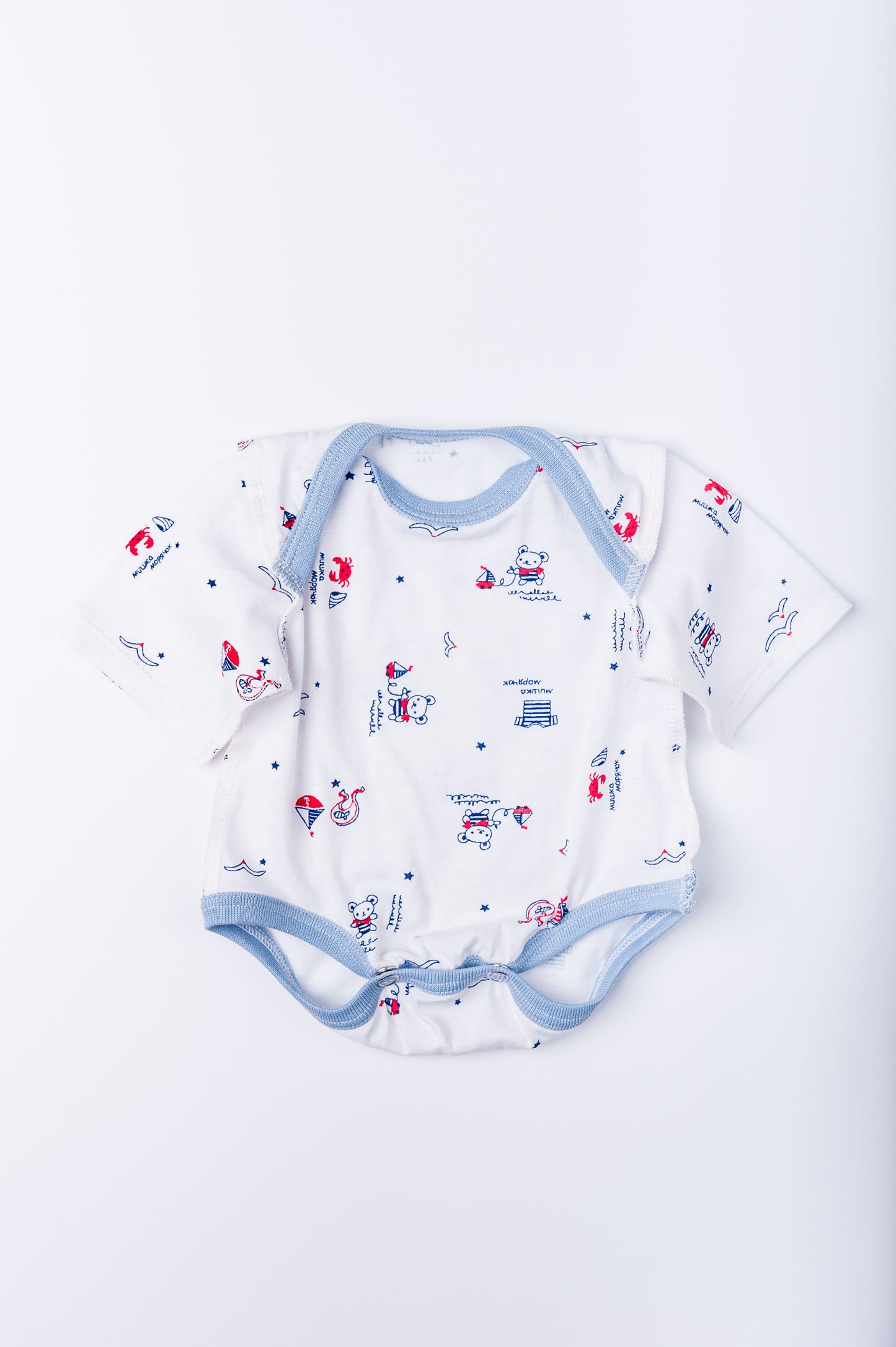 Bodijs “Mazais Jūrnieks” 48 — ar atvērtām kājiņām, garām piedurknēm, šuvumi uz āru