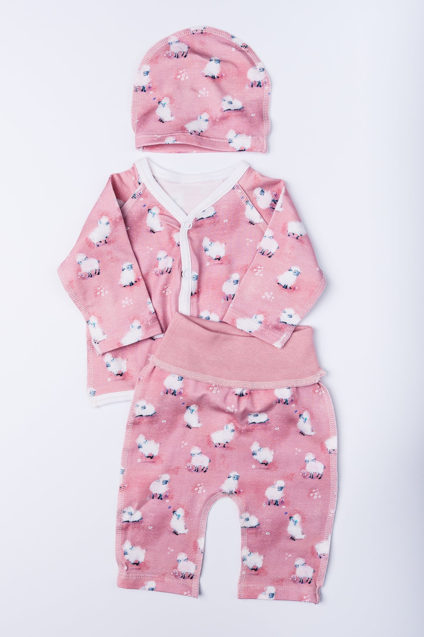 Komplekts “Aitu draudziņi” 44–46 — jaciņa, cepurīte un biksītes, šuvumi uz āru