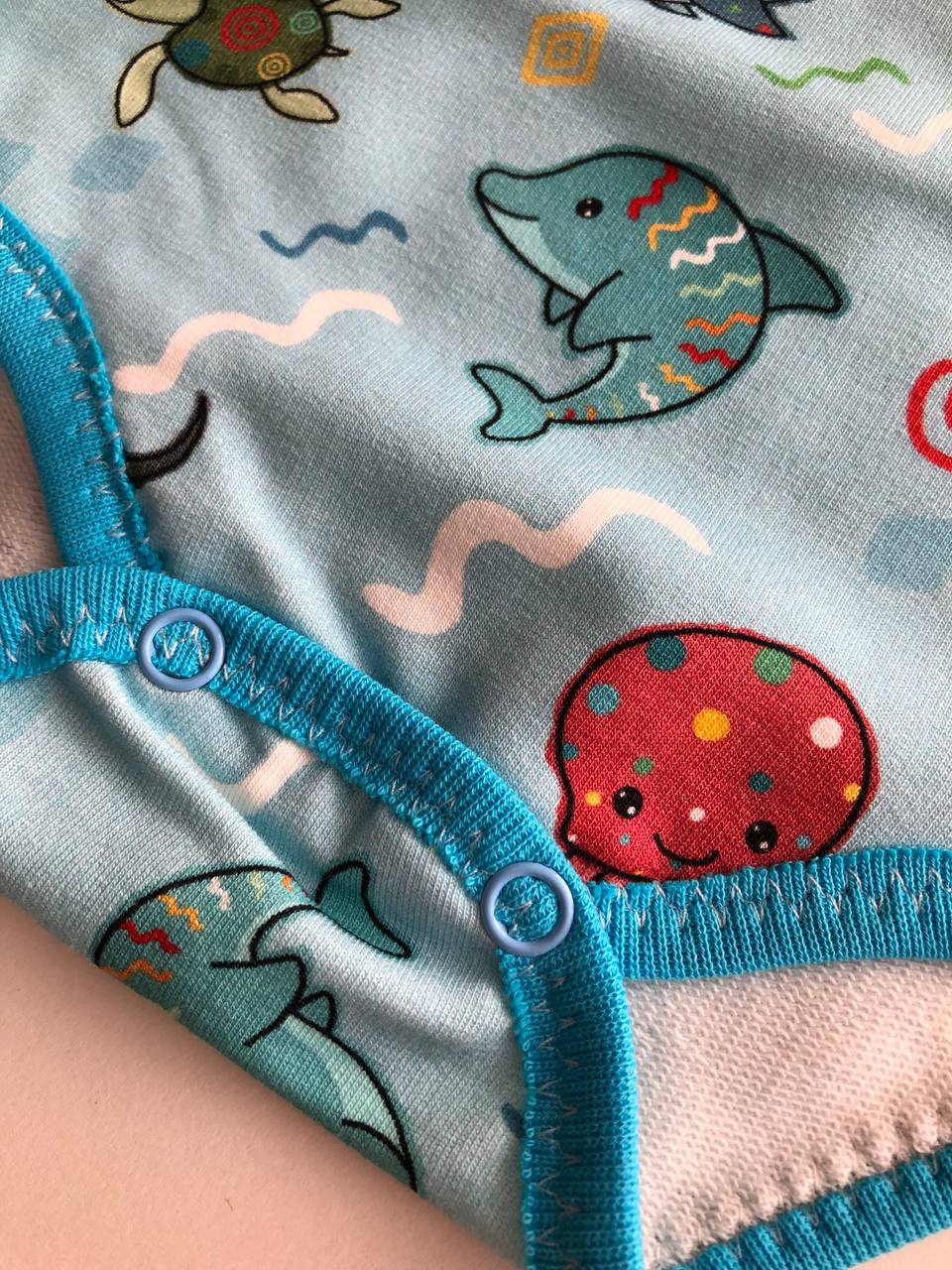 Bodijs “Jūras draugi” 42–44 — ar garām piedurknēm, šuvumi uz āru, ietīšanas kakla izgriezums