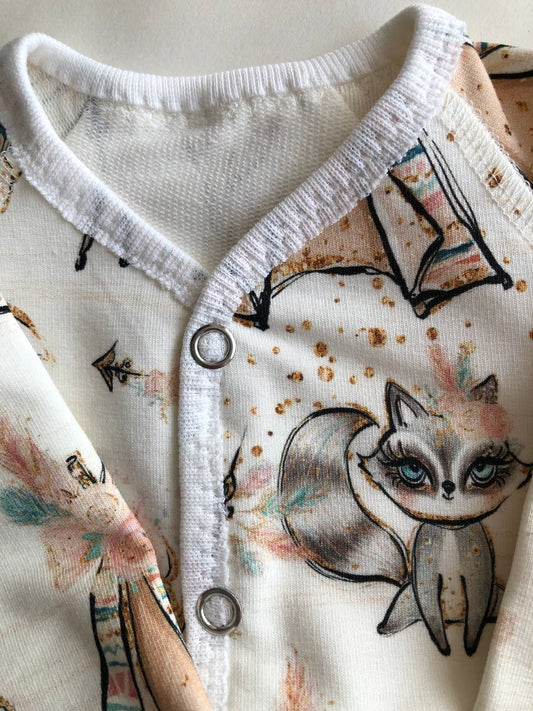 Bodijs “Meža stāsti” 46 — ar garām piedurknēm, šuvumi uz āru, siltināts cilpiņtrikotāža, aizdare priekšpusē