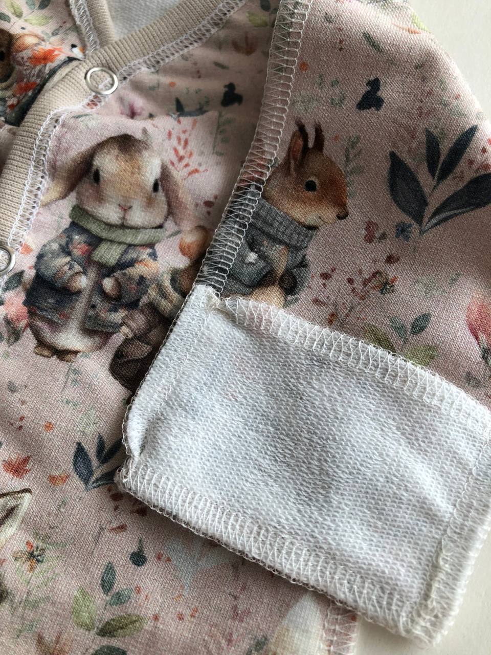 Slepis “Meža pastaiga” 46 — kafijas tonis, aizvērtas kājiņas, garās piedurknes, šuvumi uz āru