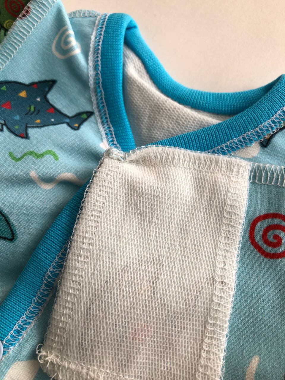 Slepis “Jūras draugi” 46 — aizvērtas kājiņas, garās piedurknes, šuvumi uz āru