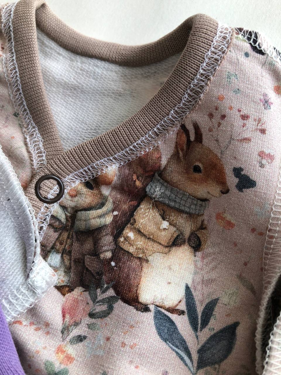 Komplektiņš “Burvju mežs” 46 — krekliņš un bikses, aizvērtas kājiņas, šuvumi uz āru