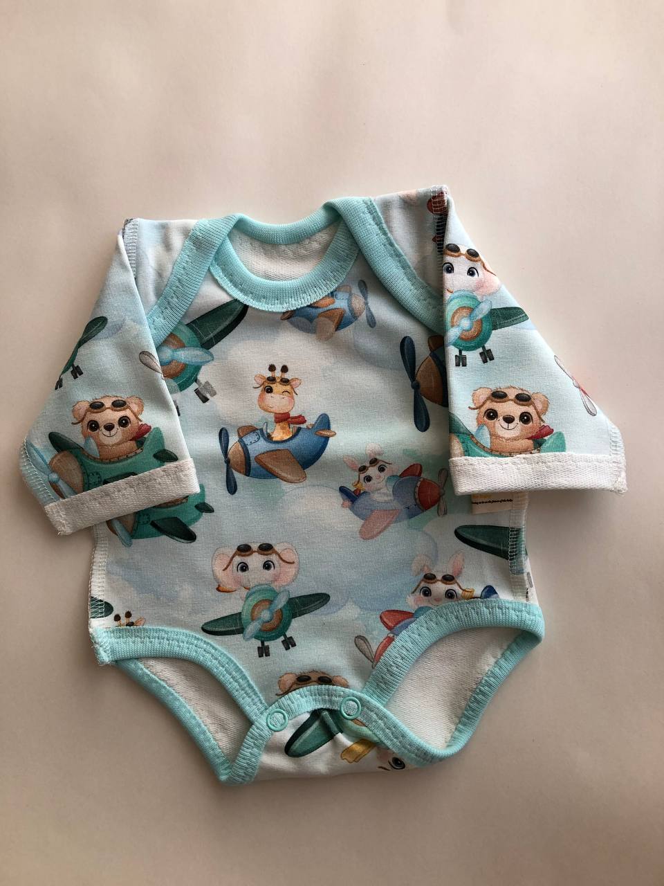 Bodijs “Debesu piedzīvojumi” 40–42 — garās piedurknes, šuvumi ārpusē, viegli siltināts trikotāža