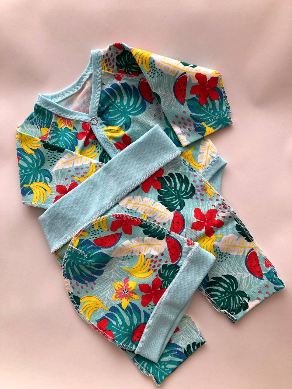 Komplekts “Tropu paradīze” 44–46 — bodijs, biksītes un cepurīte, kokvilnas trikotāža