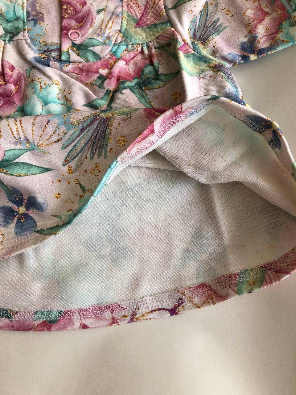 Платье «Колибри и цветы» 50–52 — легко утеплённый трикотаж, кнопочки на горловине, длинный рукав