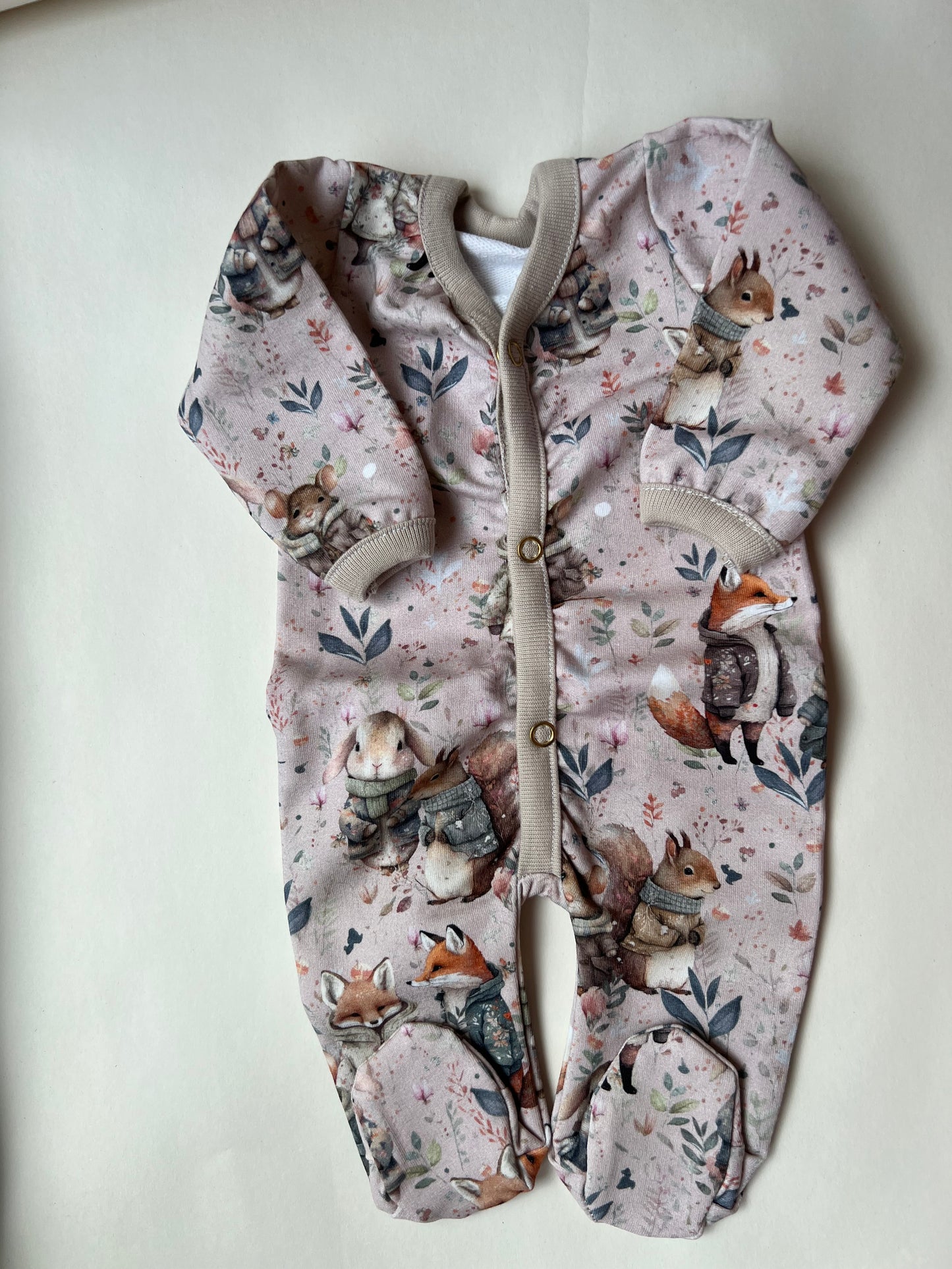 Bodijs “Meža pasaka” 46/48 — atvērtas rociņas, slēgtas kājiņas