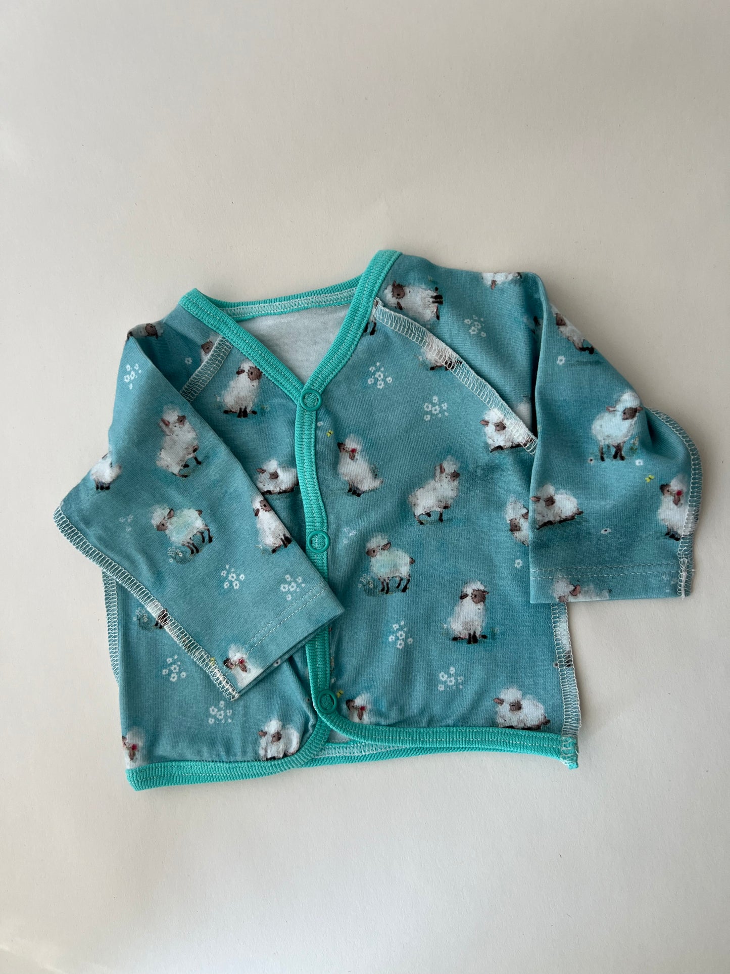 Komplekts “Draudzīgās aitiņas” 44–46 — jaciņa ar atvērtām piedurknēm un biksītes ar atvērtām kājiņām, šuvumi uz āru