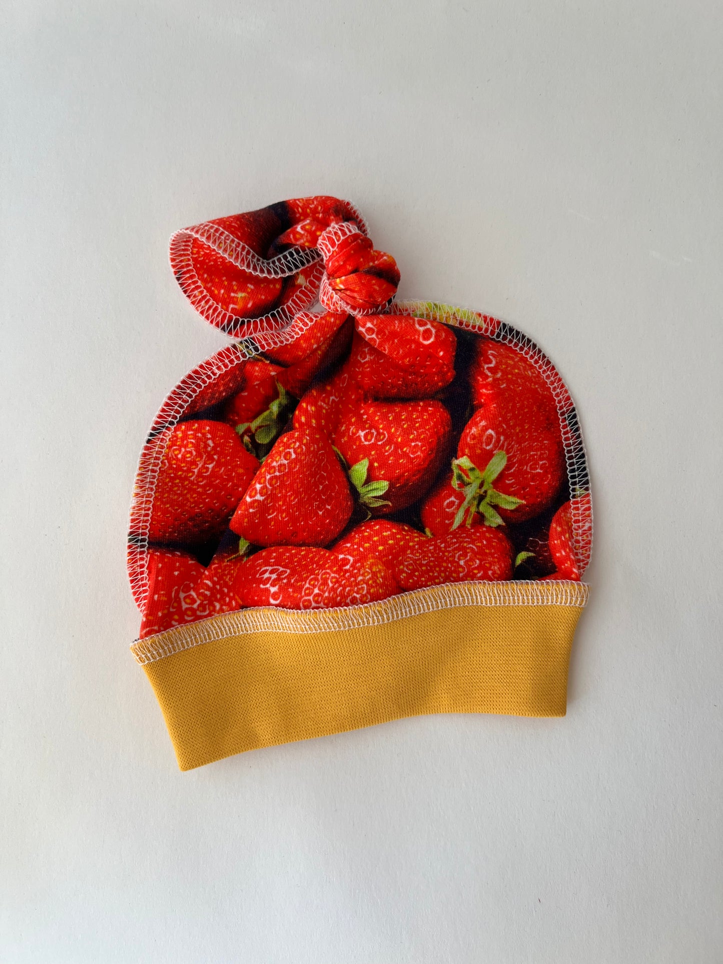 Komplekts “Zemenīte” 44–46 — kombinzons un cepurīte, aizvērtas kājiņas, šuvumi uz āru