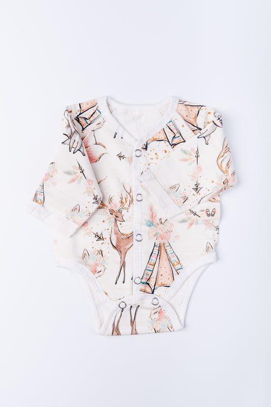 Bodijs “Meža stāsti” 46 — ar garām piedurknēm, šuvumi uz āru, siltināts cilpiņtrikotāža, aizdare priekšpusē