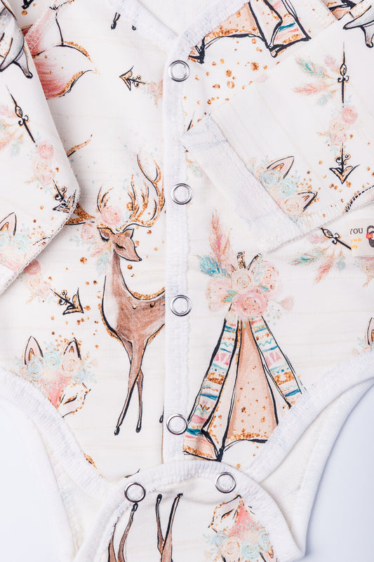 Bodijs “Meža stāsti” 46 — ar garām piedurknēm, šuvumi uz āru, siltināts cilpiņtrikotāža, aizdare priekšpusē