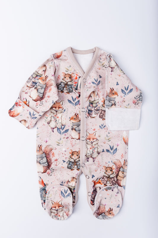 Slepis “Meža pastaiga” 40-42 — kafijas tonis, aizvērtas kājiņas, garās piedurknes, šuvumi uz āru