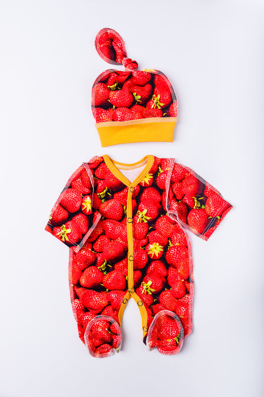 Komplekts “Zemenīte” 44–46 — kombinzons un cepurīte, aizvērtas kājiņas, šuvumi uz āru