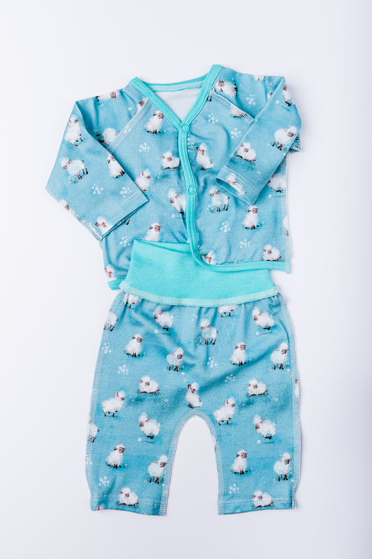 Komplekts “Draudzīgās aitiņas” 44–46 — jaciņa ar atvērtām piedurknēm un biksītes ar atvērtām kājiņām, šuvumi uz āru