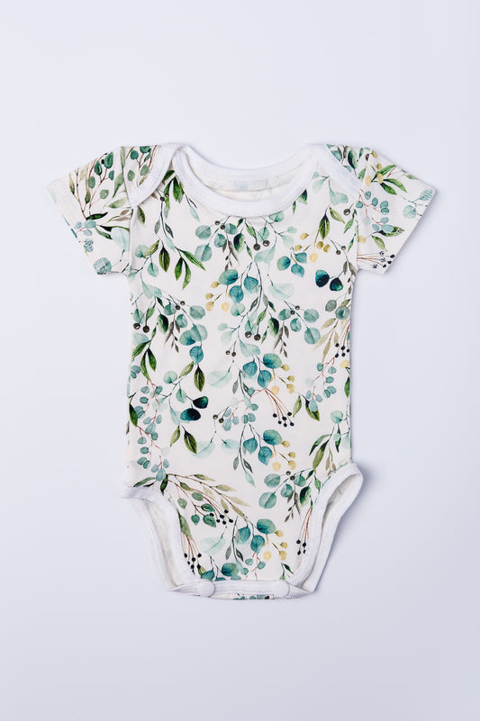 Bodijs “Eikalipta maigums” 44–46 — ar īsām piedurknēm, plastmasas pogām