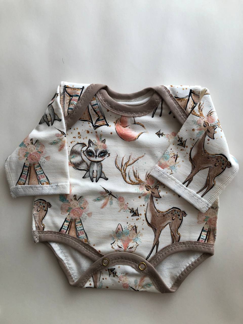 Bodijs “Meža draugi” 42–44 — ar garām piedurknēm, šuvumi uz āru, ietīšanas kakla izgriezums