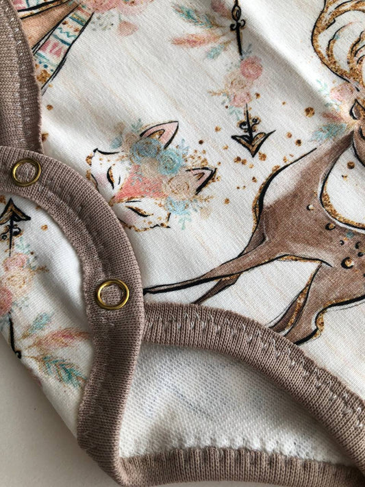 Bodijs “Meža draugi” 42–44 — ar garām piedurknēm, šuvumi uz āru, ietīšanas kakla izgriezums