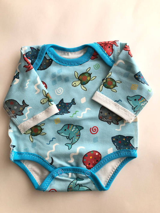 Bodijs “Jūras draugi” 42–44 — ar garām piedurknēm, šuvumi uz āru, ietīšanas kakla izgriezums