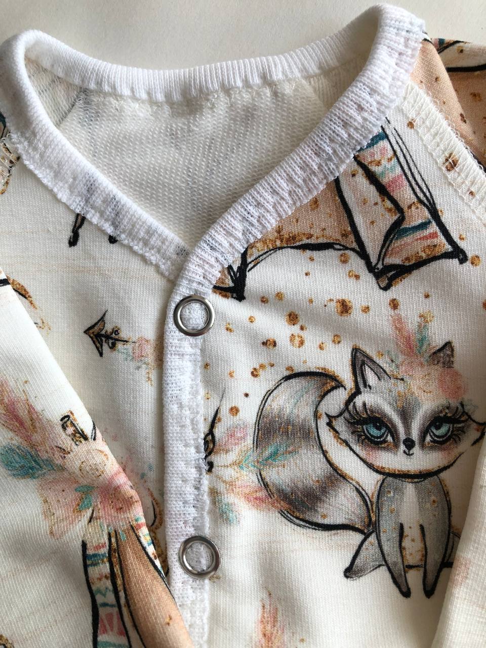 Bodijs “Meža stāsti” 46 — ar garām piedurknēm, šuvumi uz āru, siltināts cilpiņtrikotāža, aizdare priekšpusē