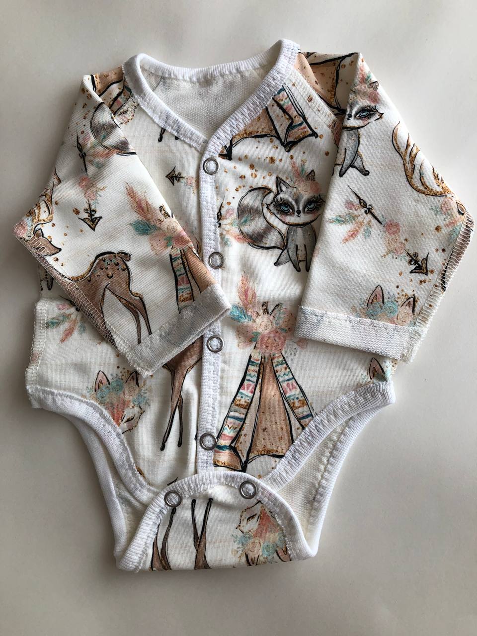 Bodijs “Meža stāsti” 46 — ar garām piedurknēm, šuvumi uz āru, siltināts cilpiņtrikotāža, aizdare priekšpusē