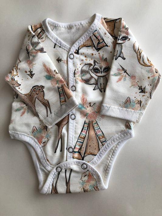 Bodijs “Meža stāsti” 46 — ar garām piedurknēm, šuvumi uz āru, siltināts cilpiņtrikotāža, aizdare priekšpusē