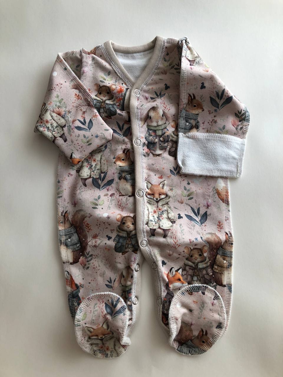 Slepis “Meža pastaiga” 46 — kafijas tonis, aizvērtas kājiņas, garās piedurknes, šuvumi uz āru