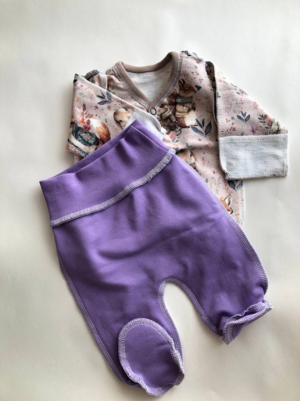 Komplektiņš “Burvju mežs” 46 — krekliņš un bikses, aizvērtas kājiņas, šuvumi uz āru