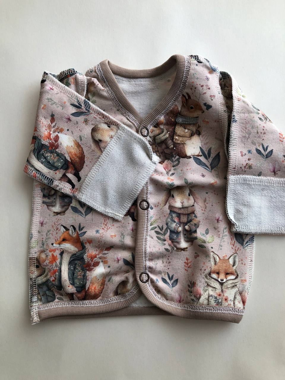 Komplektiņš “Burvju mežs” 46 — krekliņš un bikses, aizvērtas kājiņas, šuvumi uz āru