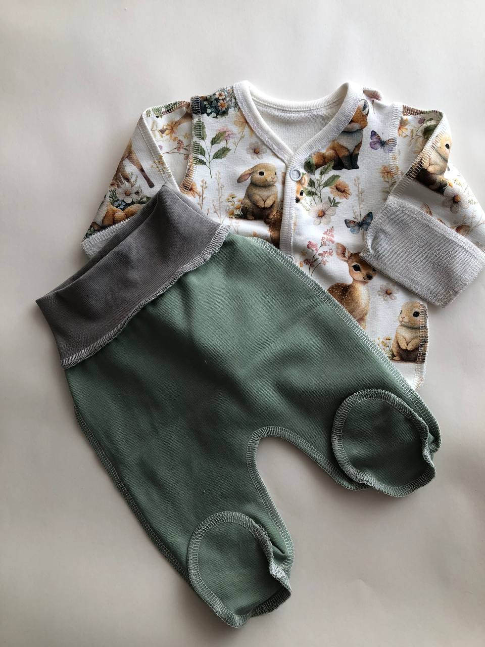 Komplektiņš “Meža pļava” 46 — krekliņš un bikses, aizvērtas kājiņas, šuvumi uz āru