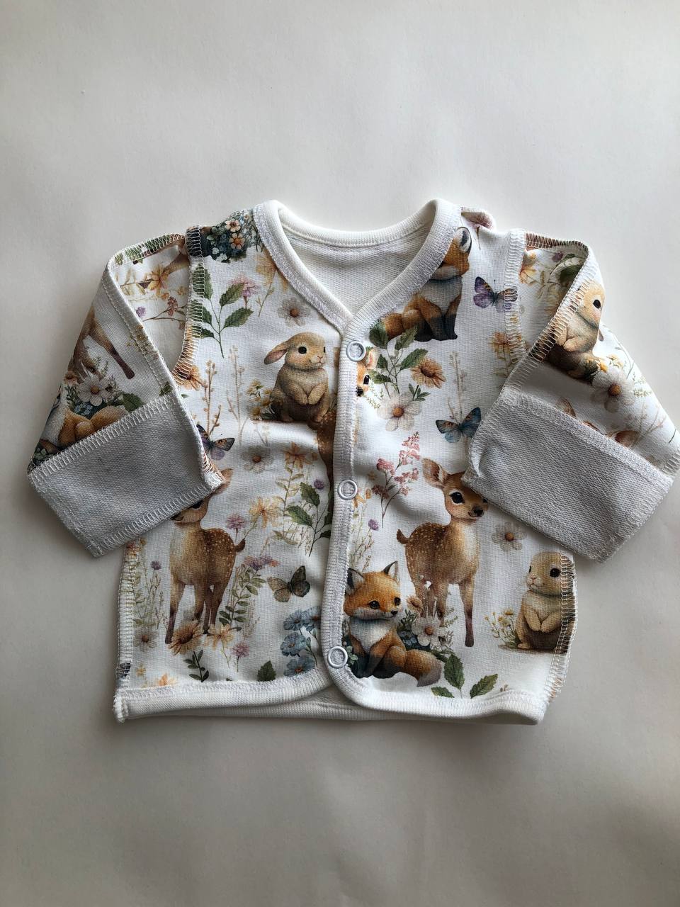 Komplektiņš “Meža pļava” 46 — krekliņš un bikses, aizvērtas kājiņas, šuvumi uz āru