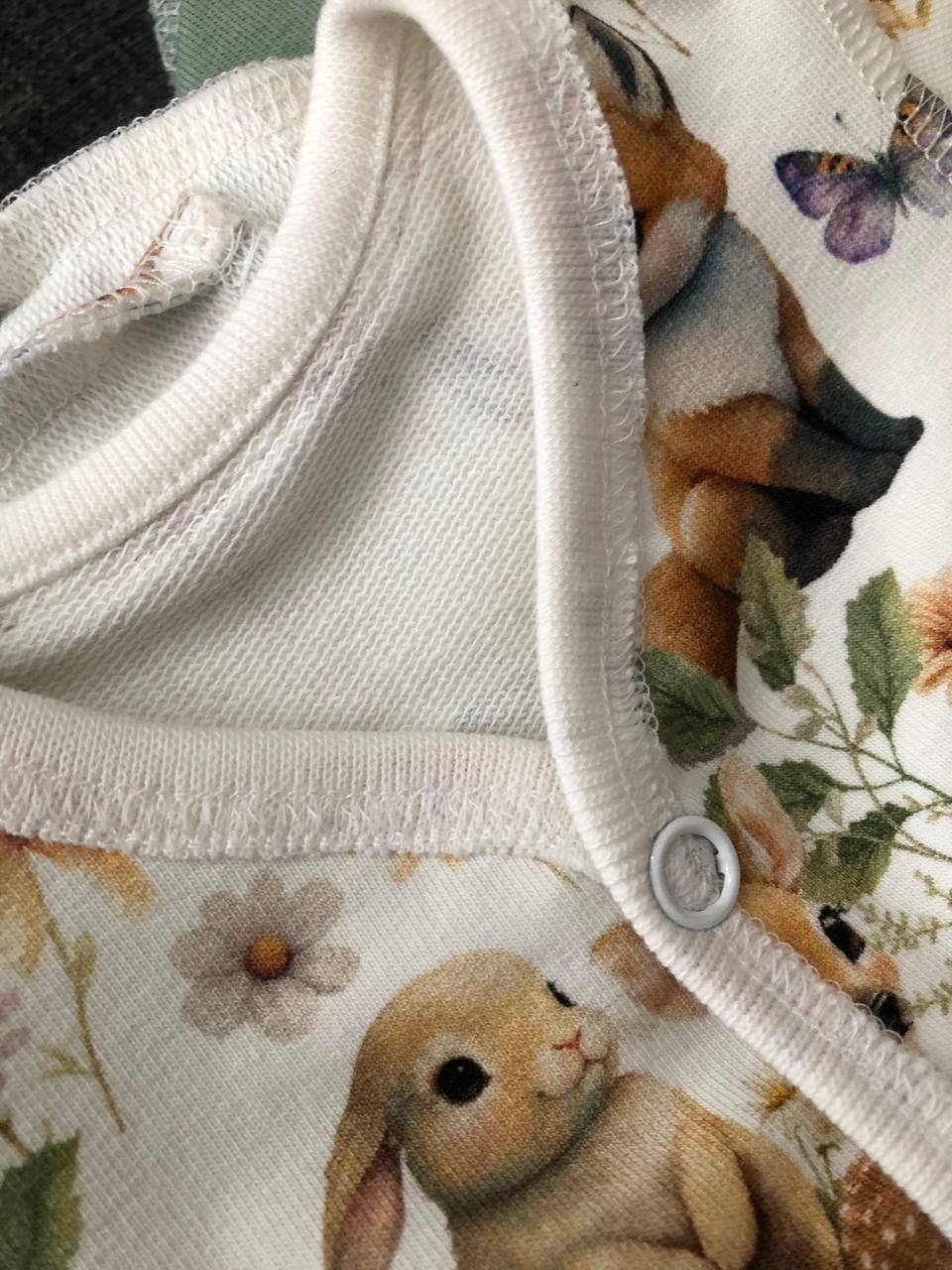 Komplektiņš “Meža pļava” 46 — krekliņš un bikses, aizvērtas kājiņas, šuvumi uz āru