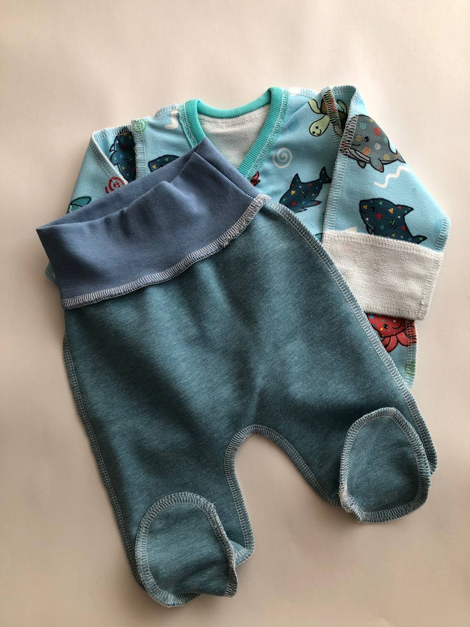 Komplektiņš “Jūras pasaka” 46 — krekliņš un bikses, aizvērtas kājiņas, šuvumi uz āru