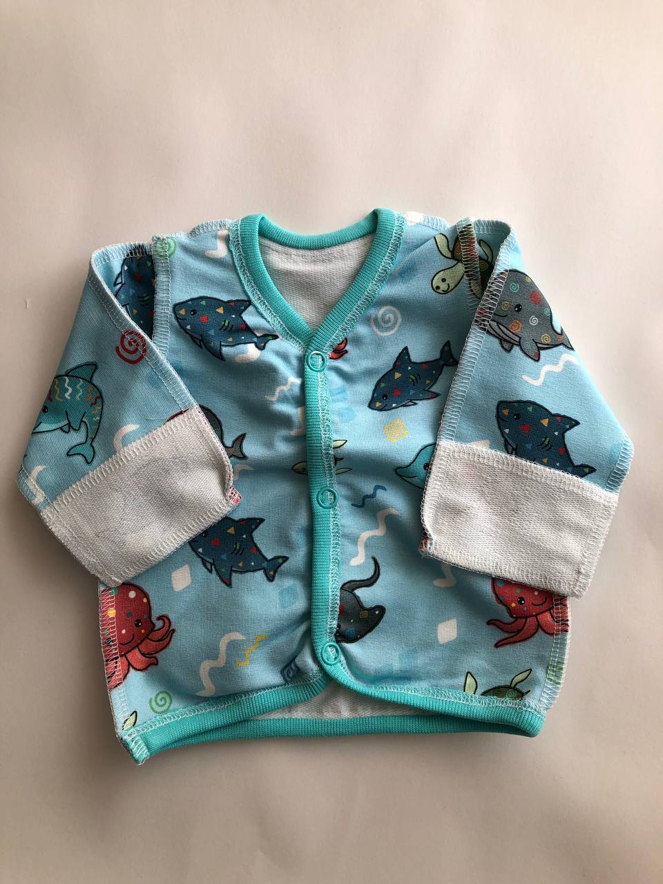 Komplektiņš “Jūras pasaka” 46 — krekliņš un bikses, aizvērtas kājiņas, šuvumi uz āru