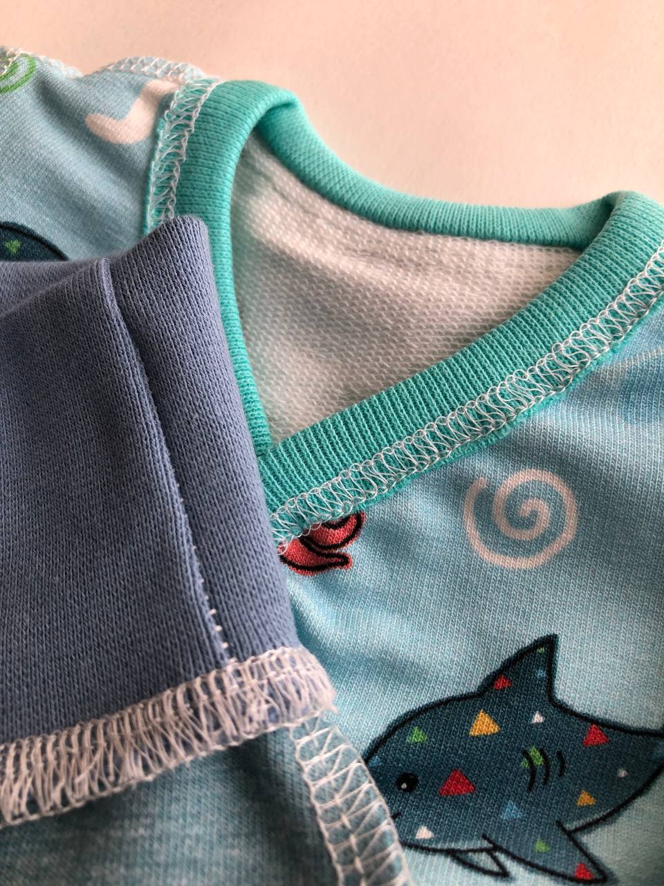 Komplektiņš “Jūras pasaka” 46 — krekliņš un bikses, aizvērtas kājiņas, šuvumi uz āru