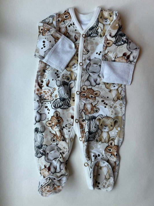 Slepiņš “Āfrikas draugi” 48–50 — aizveramas rociņas, aizvērtas kājiņas, siltināts cilpiņtrikotāža, šuves ārpusē