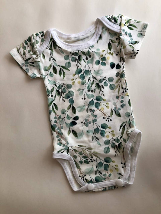 Bodijs “Eikalipta maigums” 44–46 — ar īsām piedurknēm, plastmasas pogām