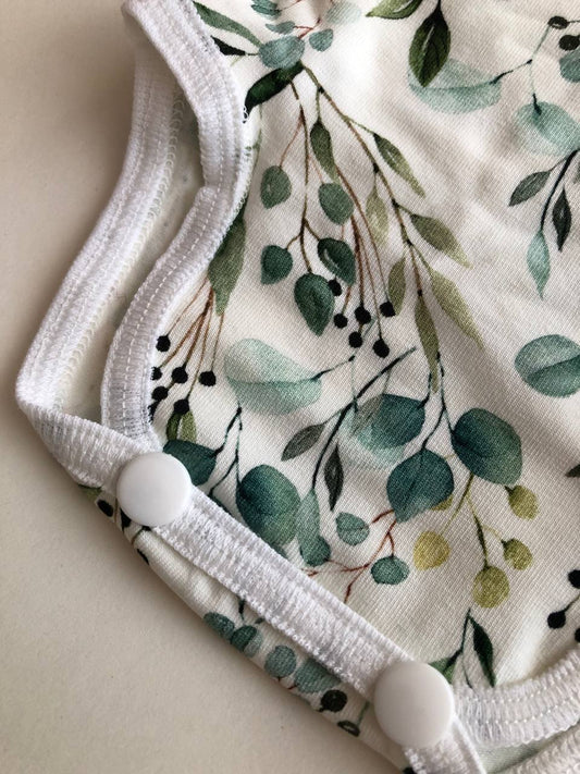 Bodijs “Eikalipta maigums” 44–46 — ar īsām piedurknēm, plastmasas pogām