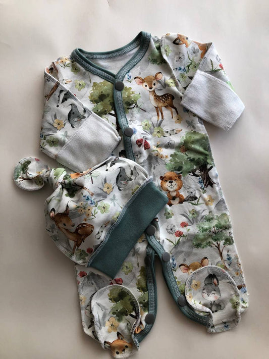 omplekts “Meža stāsti” 44–46 — slīpiņš ar aizvērtām kājiņām un cepurīte, siltināts trikotāža