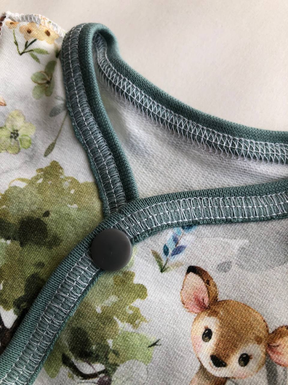 omplekts “Meža stāsti” 44–46 — slīpiņš ar aizvērtām kājiņām un cepurīte, siltināts trikotāža