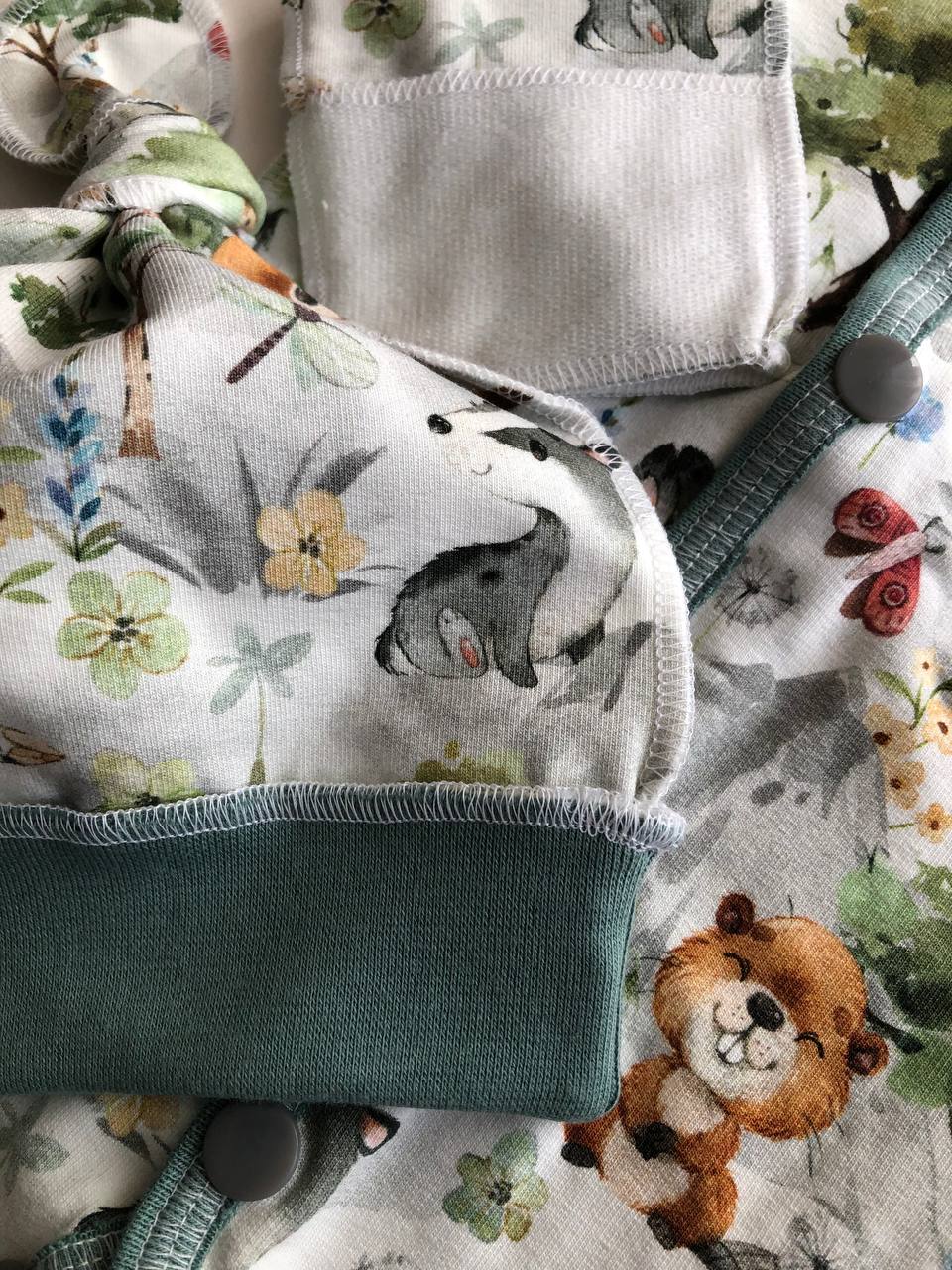 omplekts “Meža stāsti” 44–46 — slīpiņš ar aizvērtām kājiņām un cepurīte, siltināts trikotāža