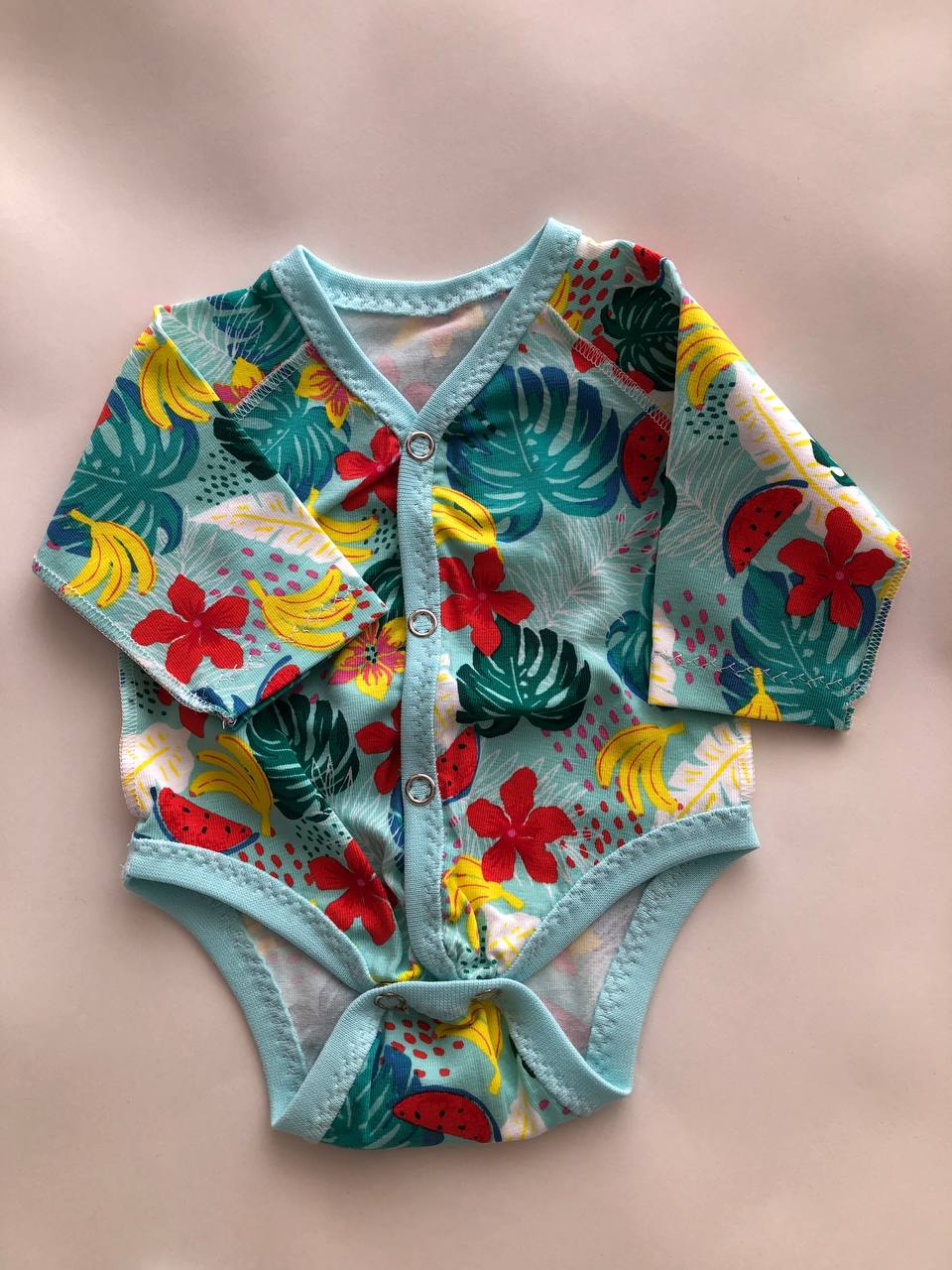 Komplekts “Tropu paradīze” 44–46 — bodijs, biksītes un cepurīte, kokvilnas trikotāža