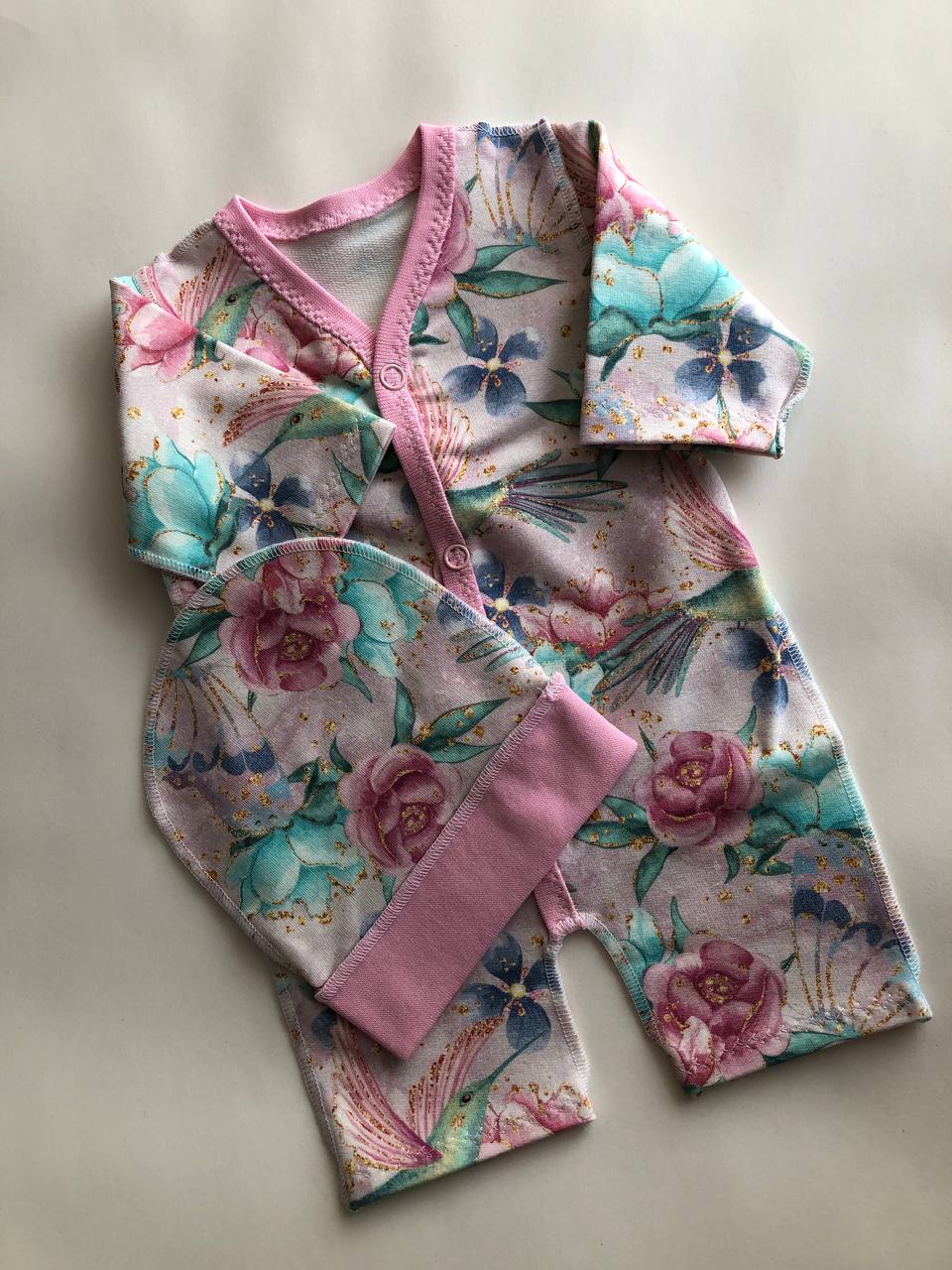 Komplektiņš “Ziedu sapnis” 44–46 — slīpiņš ar atvērtām rociņām un kājiņām