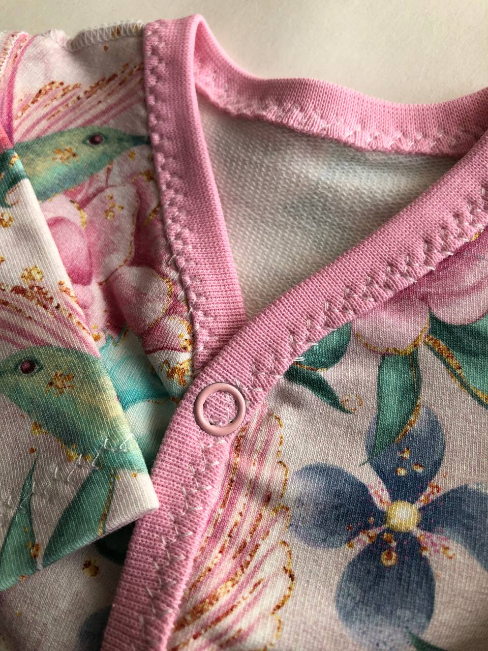 Komplektiņš “Ziedu sapnis” 44–46 — slīpiņš ar atvērtām rociņām un kājiņām