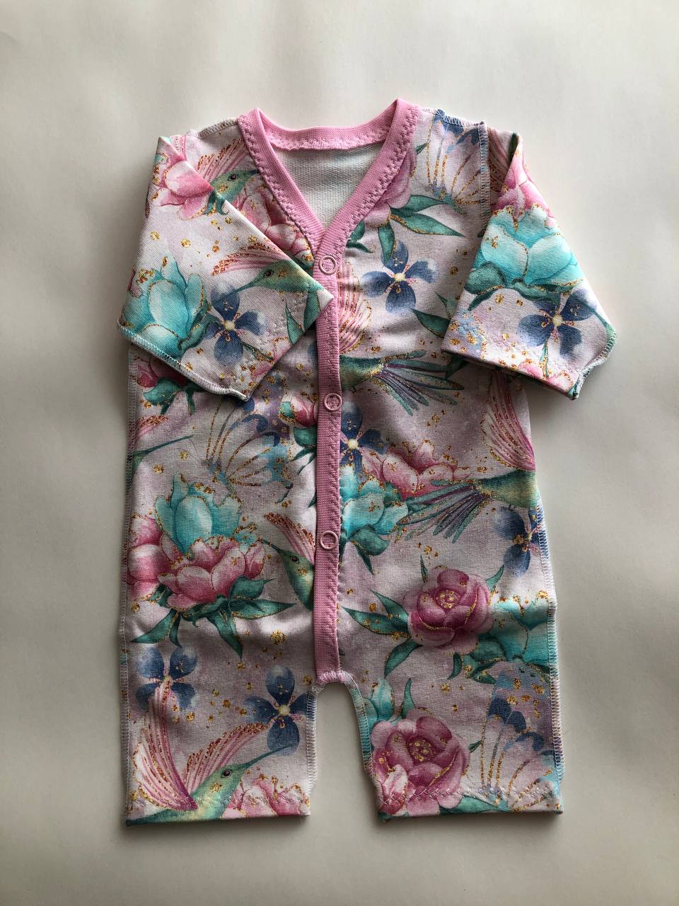 Komplektiņš “Ziedu sapnis” 44–46 — slīpiņš ar atvērtām rociņām un kājiņām