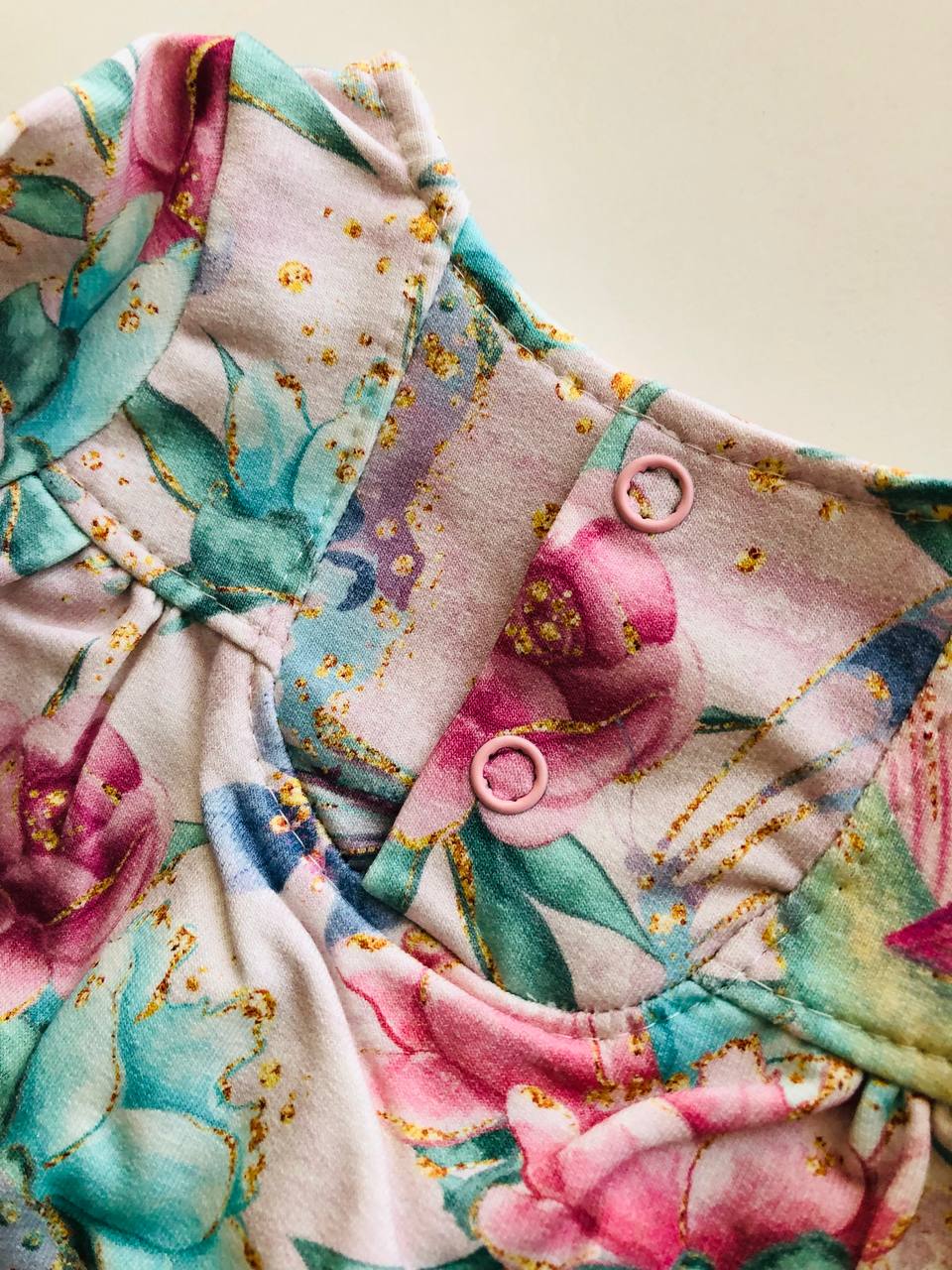 Платье «Колибри и цветы» 50–52 — легко утеплённый трикотаж, кнопочки на горловине, длинный рукав