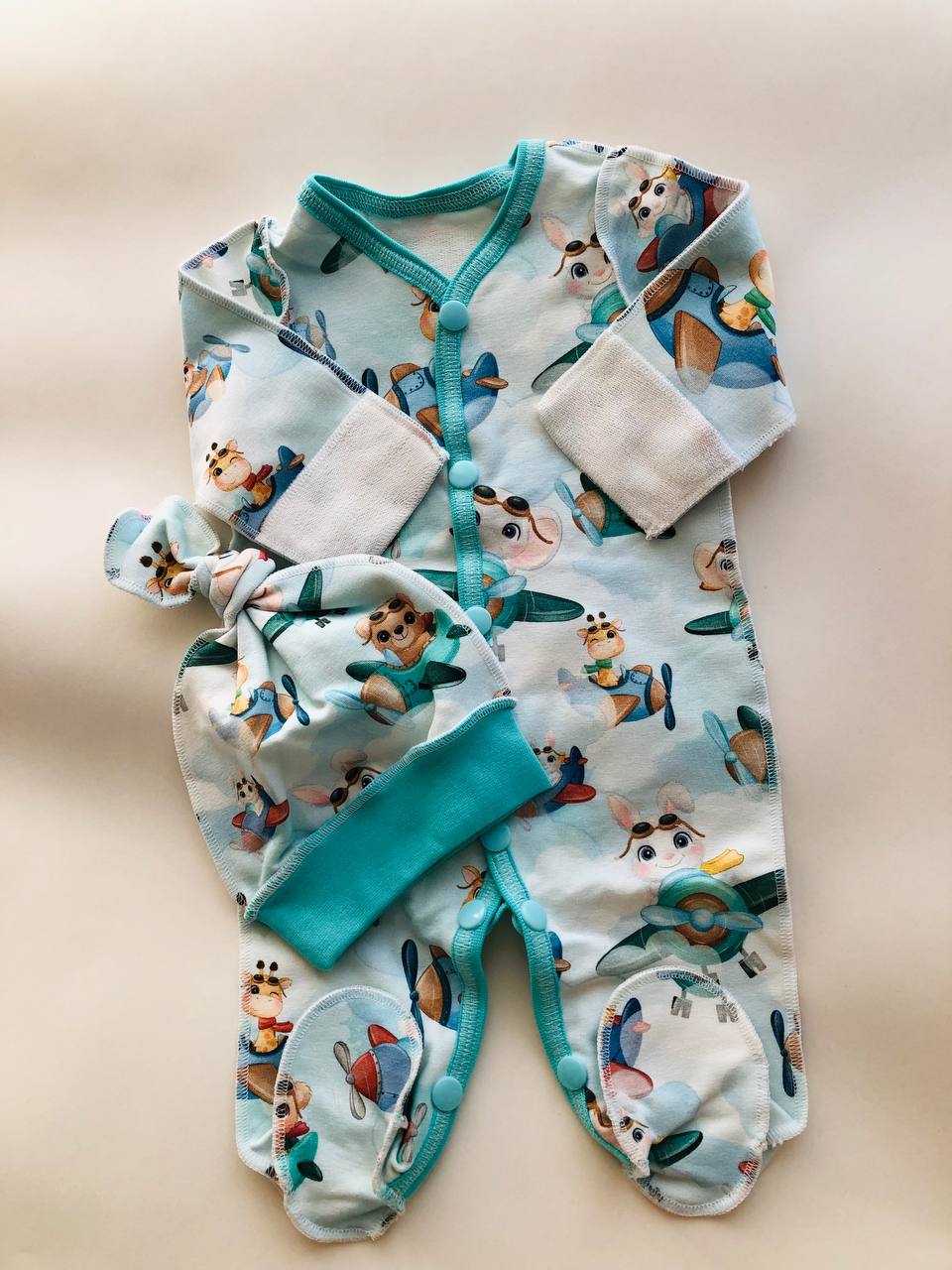 Slipiņš un cepurīte “Piloti” 48–50 — aizvērtas kājiņas, rociņas var aizvērt, siltināts trikotāža