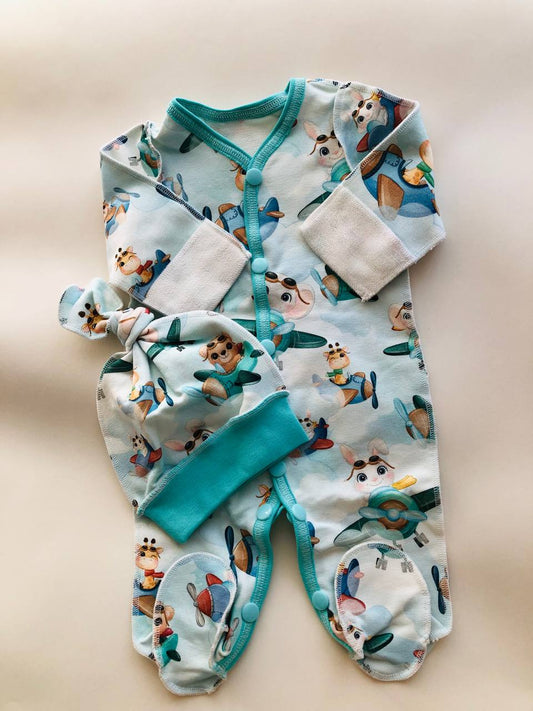 Slipiņš un cepurīte “Piloti” 48–50 — aizvērtas kājiņas, rociņas var aizvērt, siltināts trikotāža