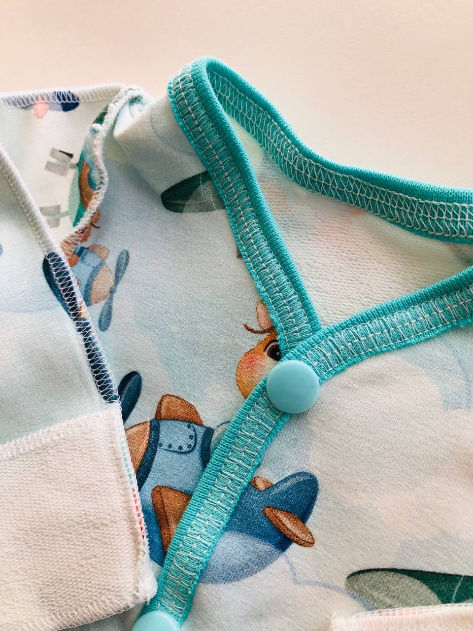 Slipiņš un cepurīte “Piloti” 48–50 — aizvērtas kājiņas, rociņas var aizvērt, siltināts trikotāža