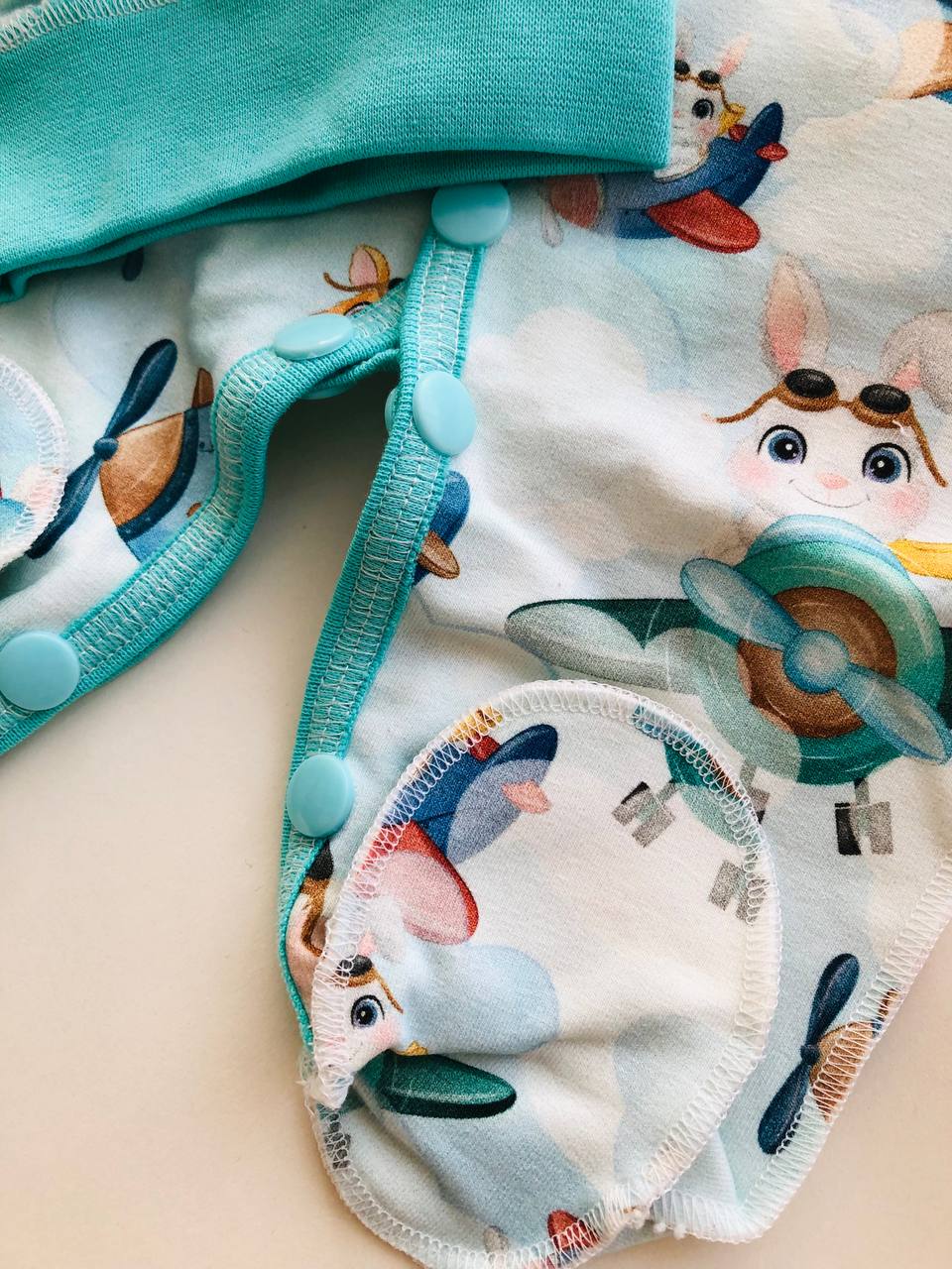 Slipiņš un cepurīte “Piloti” 48–50 — aizvērtas kājiņas, rociņas var aizvērt, siltināts trikotāža