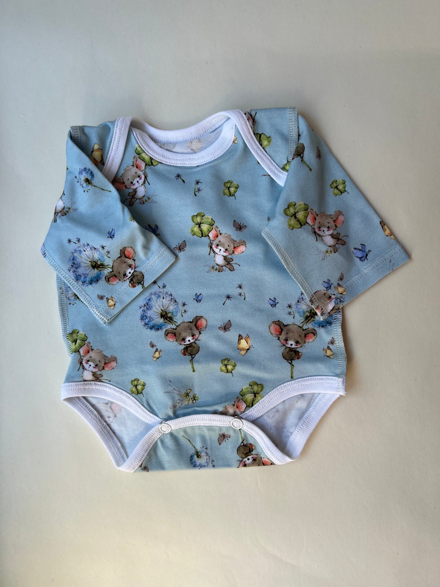 Комплект “Сказка о мышках” 46 — бодик с наружными швами, шапочка и штанишки